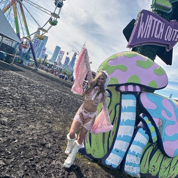 Pink Rave Outfit - Picture 3 of 9